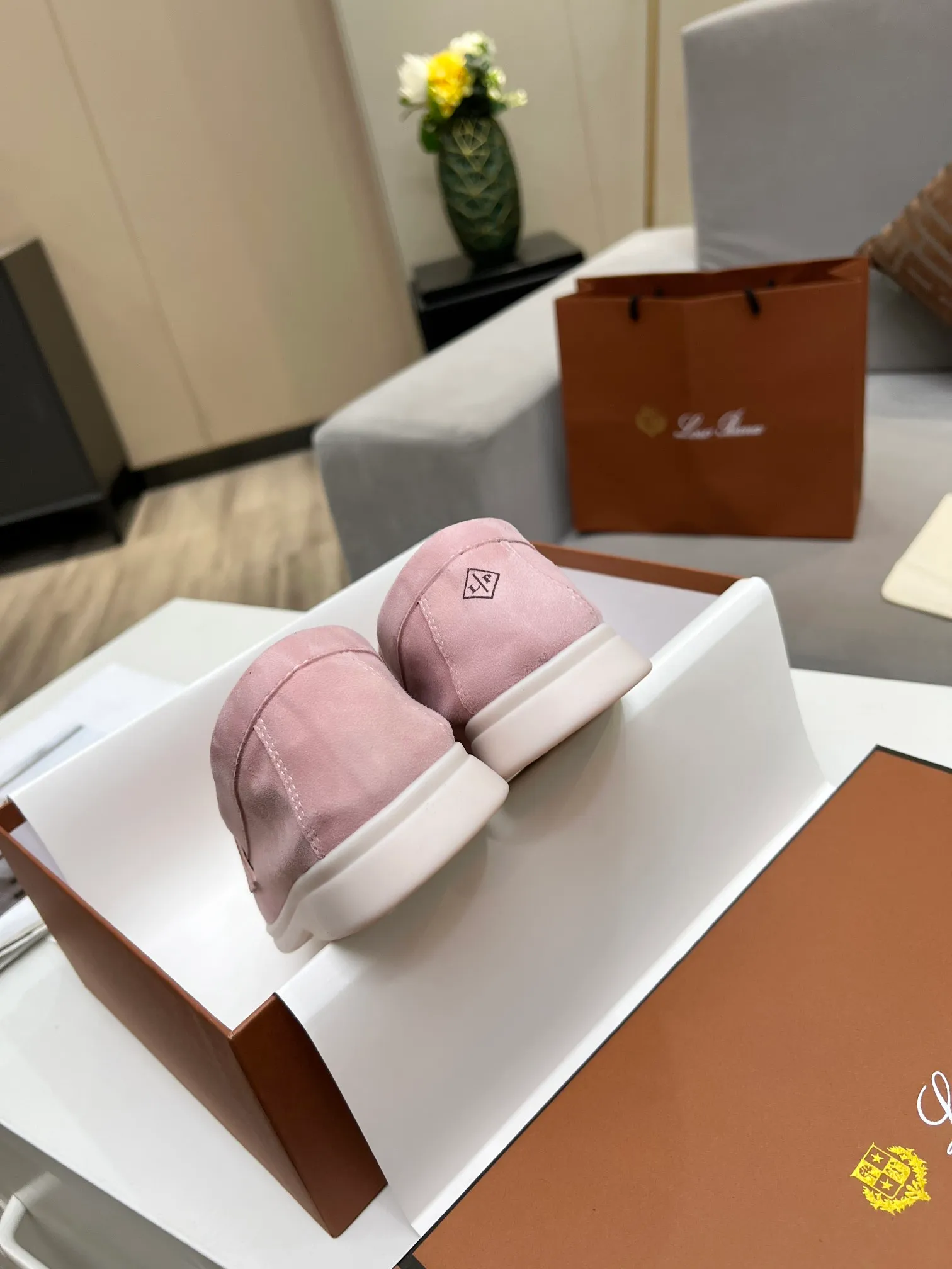 👟👟Ex-factory price 480👟👟 【Loro Piana】Italian top cashmere is fashionable and classic, and the leather is also practical and still of the highest quality on the Internet. Developed from the original board, the upper is made of Yangjing silk and is smooth. Leather lining, wear-resistant high-elastic beef tendon bottom. Size: 35-42, (men’s +10)